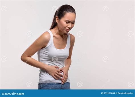 Mujer China Enferma Que Sufre De Dolor Abdominal Causado Por Diarrea