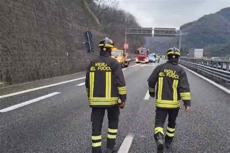 Inferno Sull Autostrada A12 Un Operaio Morto Un Altro Gravissimo Si