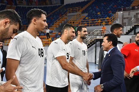 وزير الرياضة يؤازر منتخب رجال اليد قبل سفرهم لمعسكرهم بكرواتيا وسلوفينيا