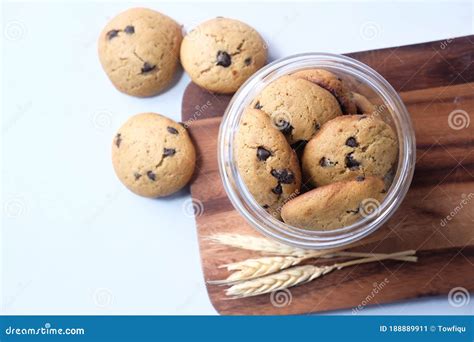 Um Pote Cheio De Biscoitos De Chocolate Em Fundo Branco Imagem De Stock