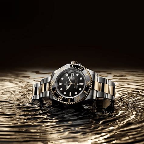 A Comparison of the Rolex Sea Dweller vs Submariner (2023 Review)