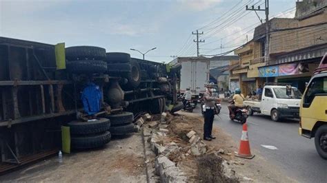 Breaking News Kecelakaan Truk Kontainer Muatan Gula Sebabkan Kemacetan