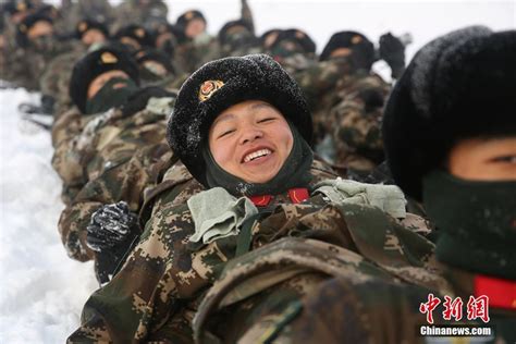 冰天雪地新疆武警开展新兵野营拉练