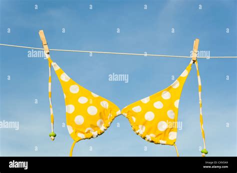 Una De Itsy Bitsy Teeny Weeny Yellow Polka Dot Bikini Colgando De Un