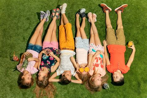 Grupo De Ni Os Felices Jugando Al Aire Libre Foto Gratis