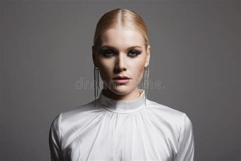 Mujer Vestida De Blanco Chica Sensual Con Maquillaje Y Pelo Rubio Foto