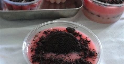 Resep Puding Strawberry Oreo Cup Oleh Bunda Atsaby Cookpad