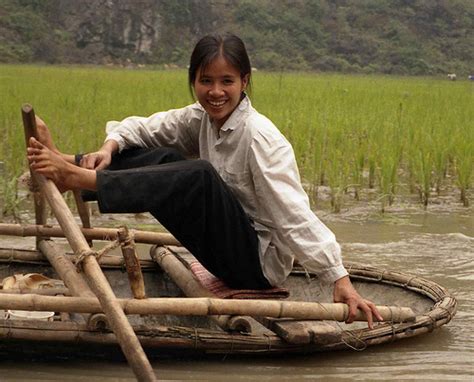 Vietnamese Rowing The Boat By Feet Woman Rowing Her Bamboo Flickr