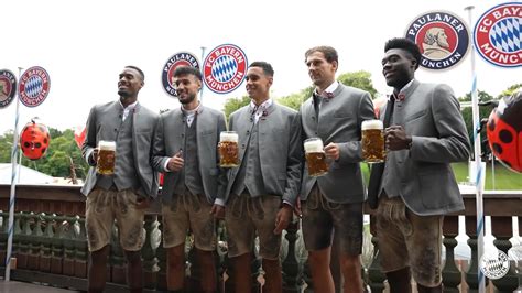 Der Kriselnde Fc Bayern Macht Bei Oktoberfest Empfang Gute Miene Zum