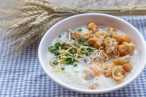 Comida De Breakfase Cerdo Picadito De Las Gachas De Avena Del Congee O