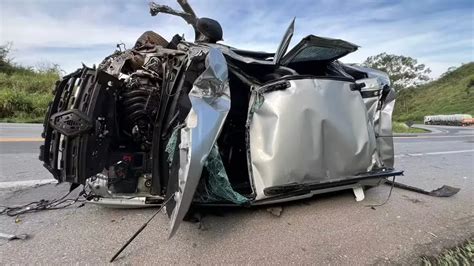 Carro Fica Destru Do Ao Ser Prensado Entre Duas Carretas R Dio