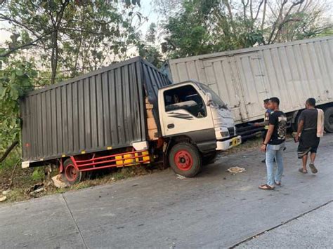 Tronton Rem Blong Sasak Truk Dan Karambol Tabrak Pikap Di Monggot