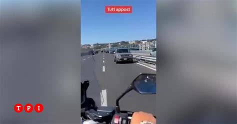 Il Suv Viaggia In Retromarcia Sulla Tangenziale Di Napoli Il Video