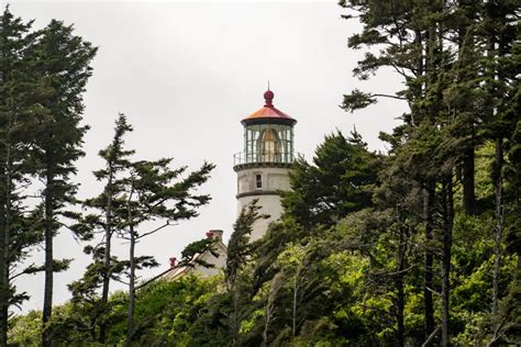 11 ICONIC Lighthouses on the Oregon Coast (+Interesting History)