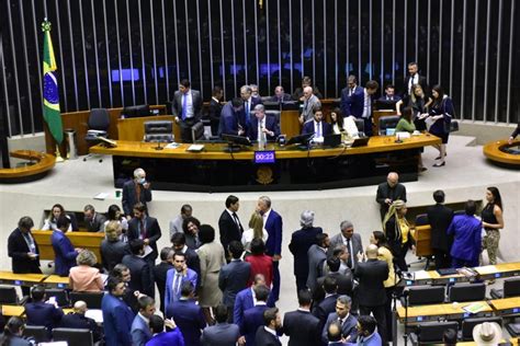 Votos de PSOL e Rede contra urgência do arcabouço fiscal irritam