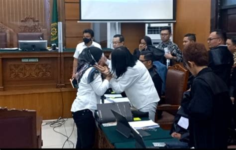 Putri Candrawathi Meneteskan Air Mata Kala Bertemu Susi Inisiator News