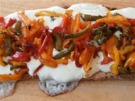 Bruschetta Aux 4 Poivrons Jaune Orange Rouge Vert Mozzarella Et