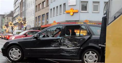 Links abbiegen verboten Auto kracht in Straßenbahn auf Karlstraße