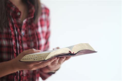 La Mujer Está Leyendo La Biblia Descargar Fotos Premium