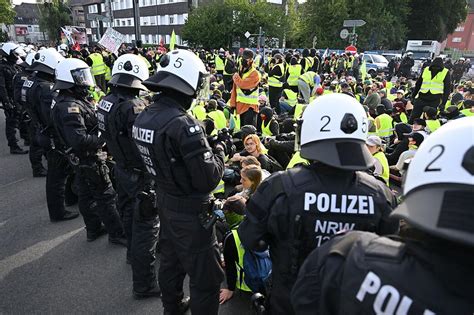 Afd Parteitag In Essen Zusammensto Von Demonstranten Und Polizei