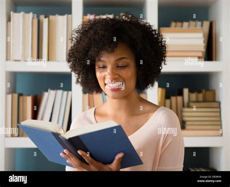 Black woman reading book hi-res stock photography and images - Alamy