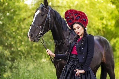 Modelo Caucasiano Da Forma Em Kokoshnik Que Levanta O Cavalo Do