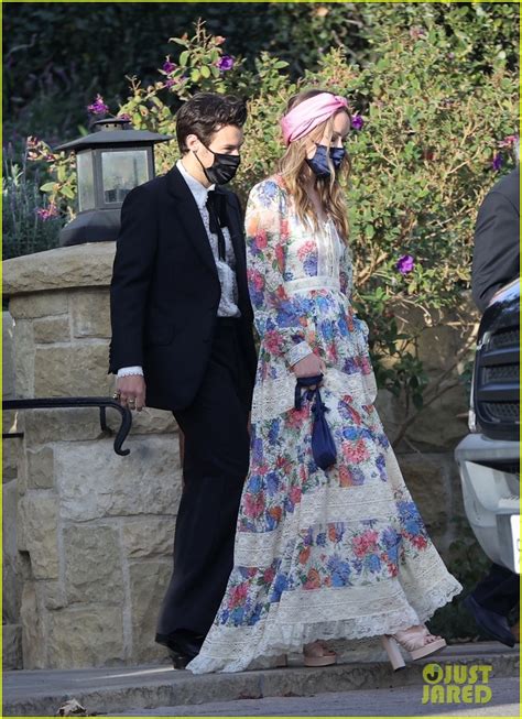 Harry Styles Olivia Wilde Hold Hands At Jeffrey Azoff S Wedding See