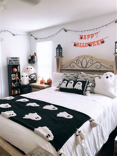 40 Creepy Cool Halloween Bedroom Decor Inspo