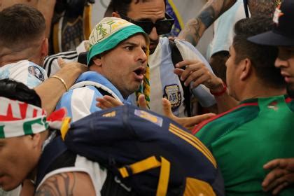 Brutal Pelea Entre Hinchas Argentinos Y Mexicanos En Mundial Qatar