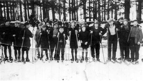 Qui sont ces pionniers à avoir introduit les premiers skis dans le