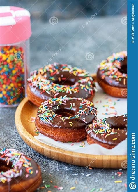 Donut De Chocolate Al Horno Con Rociadores De Colores Sobre Una Placa