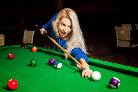 La Jeune Fille Blonde Fâchée Joue Le Billard à La Table De Billard