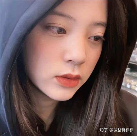 为什么同样是塌鼻，iu、欧阳娜娜美出天际，你却平平无奇？ 知乎