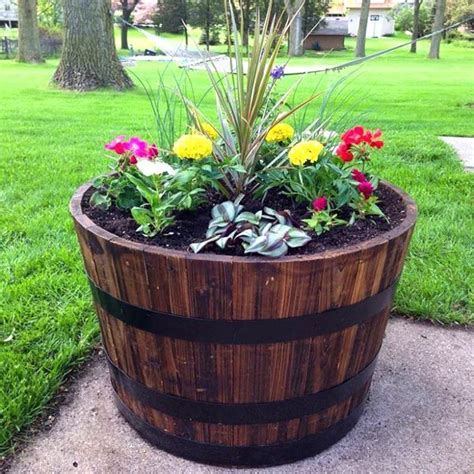 Easy To Make Affordable Wine Barrel Planters Jardiner A En Macetas