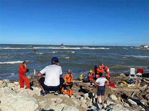 Lido Di Dante Muore Annegato In Mare Tre Uomini Salvati