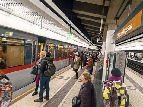 Brutale Attacken in U6-Stationen: Mann schlug Dreijährigem Glasflasche