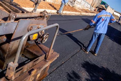 Prefeitura De Arax Revitaliza Ruas Nos Bairros Santa M Nica E Domingos