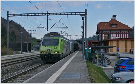 BLS Re 465 001 und eine weitere fahren mit einem Güterzug Richtung