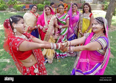 Rajasthani Woman Dance Hi Res Stock Photography And Images Alamy