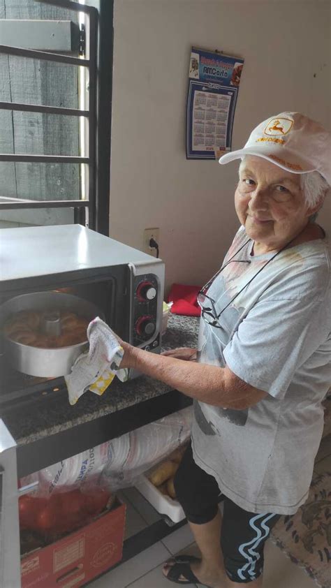 Dona Cleusa Anos De Muita Sa De E Vitalidade Pelas Ruas Da Cidade De