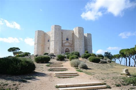 Visit to Castel del Monte, on the trail of Federico II