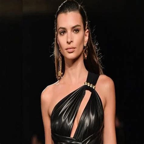 Emily Ratajkowski presume curvas con traje de baño de leopardo