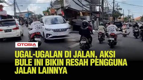 Seorang Bule Mengendarai Motor Ugal Ugalan Di Jalan Bikin Resah