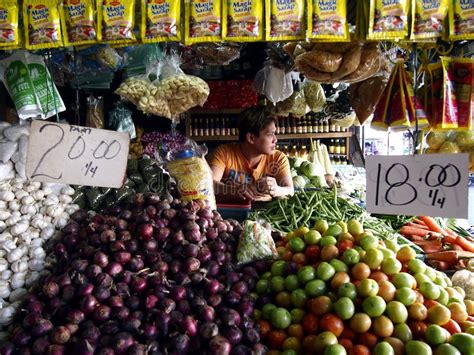 Tendas Das Frutas E Legumes Em Um Mercado P Blico Imagem Editorial