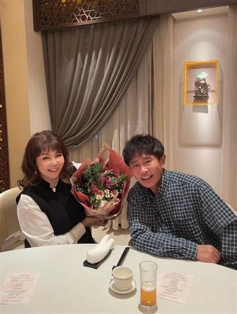 小川菜摘、結婚33周年を迎え夫・浜田雅功との2ショットを公開「中国料理のお店でお祝いしました」 エンタメ総合 Abema Times