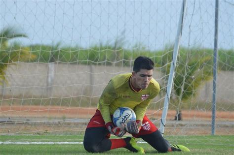 Goleiro do CRB Vinícius faz vídeo para agradecer apoio de Marcos Meu