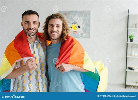 Hombres Homosexuales Con Banderas Lgbt Y Foto De Archivo Imagen De