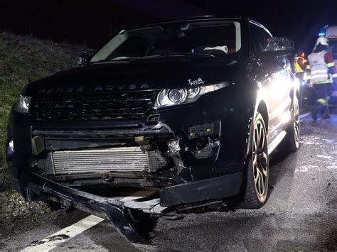 J Hriger Kracht Nach Sekundenschlaf Mit Range Rover In Betonblock