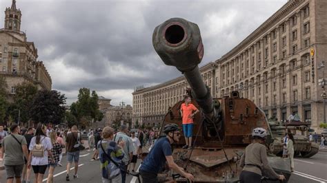 A Kiev La Parata Dei Mezzi Russi Distrutti Dagli Ucraini Selfie Di