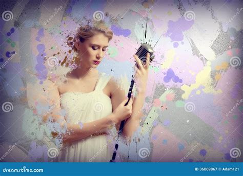 Jeune Chanteuse Blonde Avec Le Microphone Image stock Image du attrayant lumières
